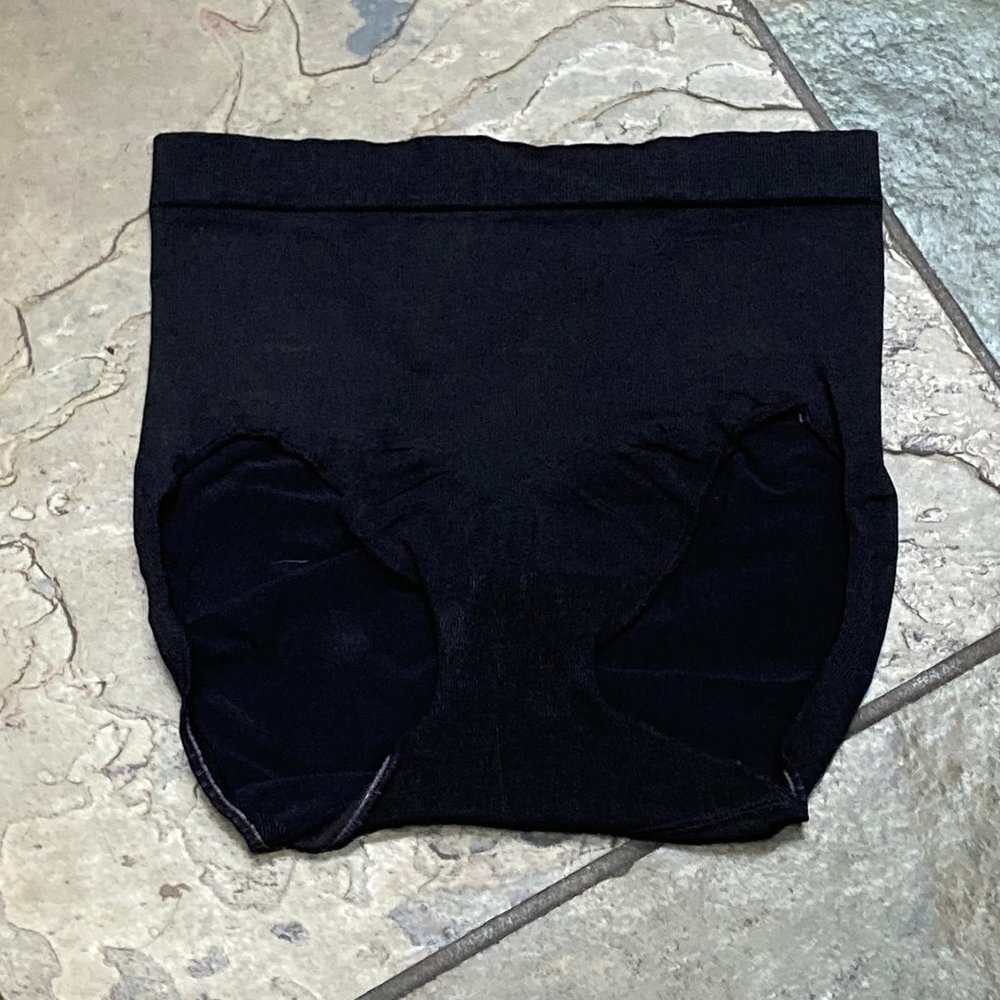 SPANX  Med Black Ribbed Waist Ruched Back Brief